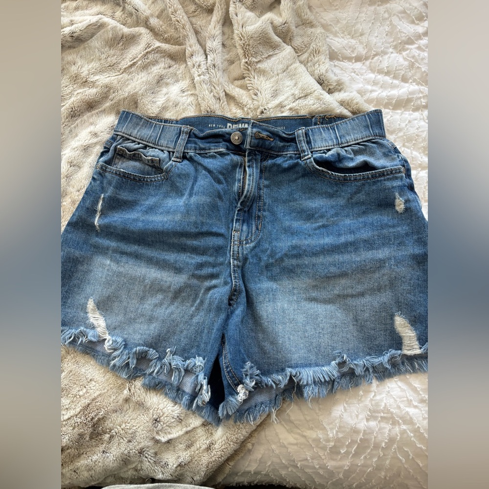 Jean Shorts w Frayed Hem & Elastic Panels for Comfort & Stretch. Active Denim!